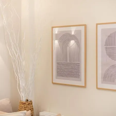 Apartment Theros, At Athens