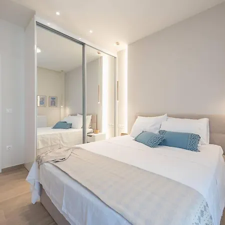 Apartment Theros, At